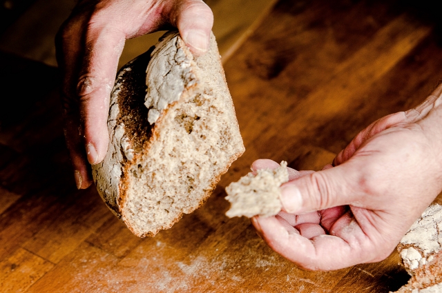 パンを作る画像